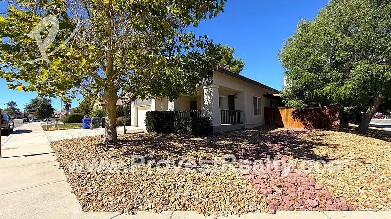 3 bed, 2.0 bath, 1590 sqft, $2,100 — Photo 3