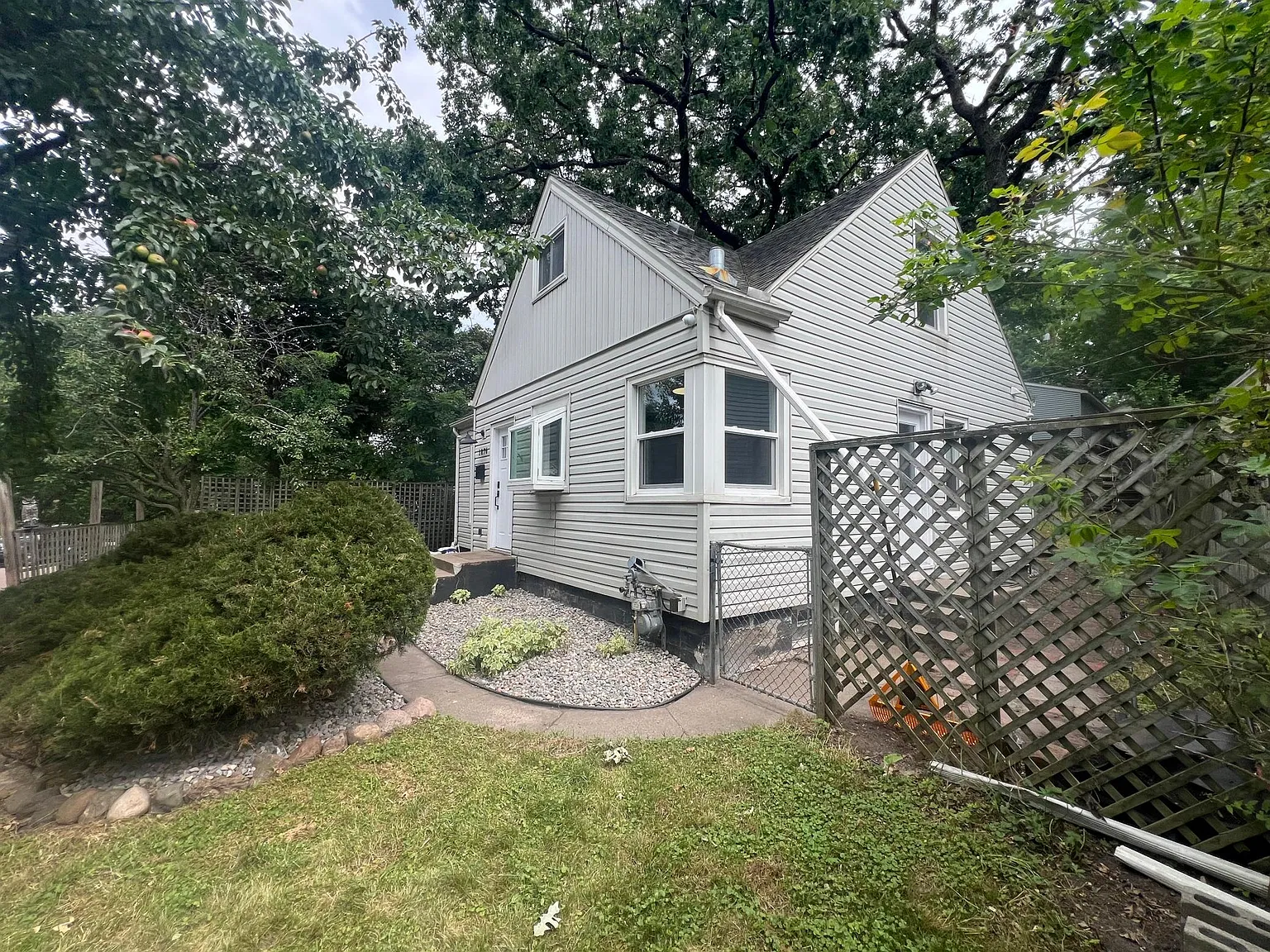 3 bed, 1.0 bath, 1392 sqft, $2,795 — Photo 3