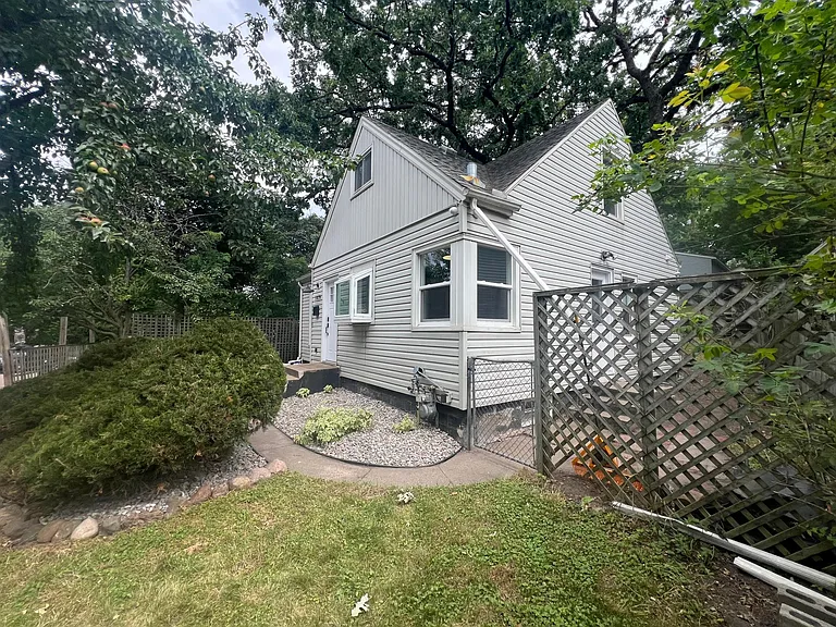 1876 Chelton Ave W — Photo 3