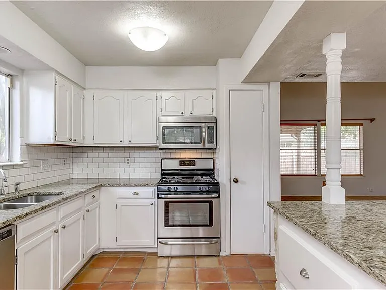 4200 Everest Ln — Photo 6