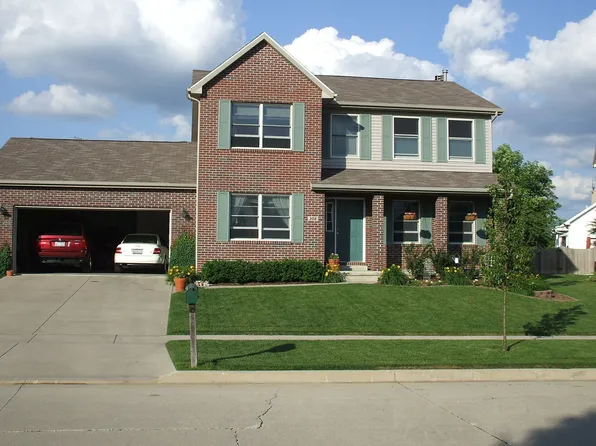308 Old Farm Rd, Bloomington, IL 61704