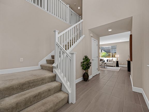 5th image of 464 E Yarrow Pl