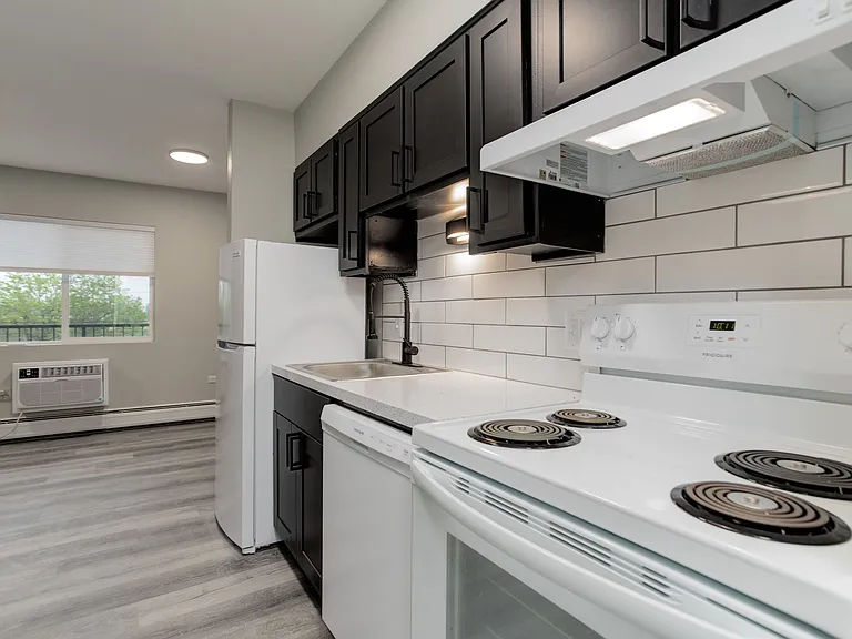 1 and 2 Bedroom Modern Renovated Living with a Community Courtyard & Dog Park in North Denver — Photo 8