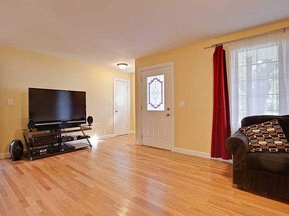 4th image of 561 Manor Ave