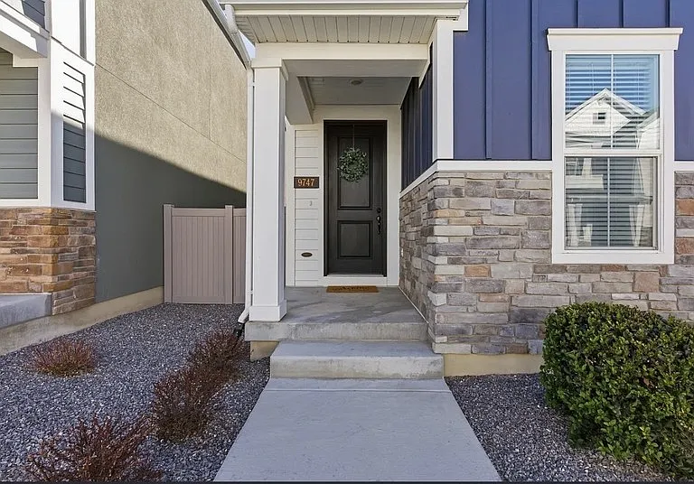 9747 N Ashgrove Ln — Photo 3