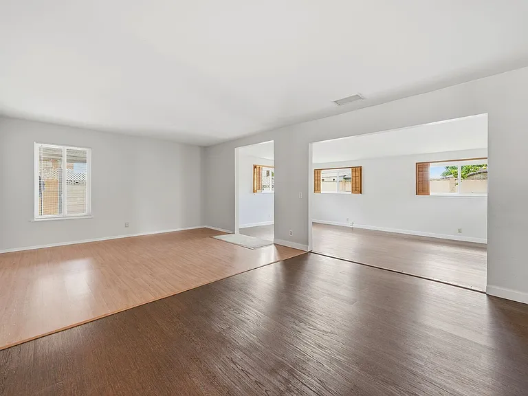 324 E Crystal Ave — Photo 2