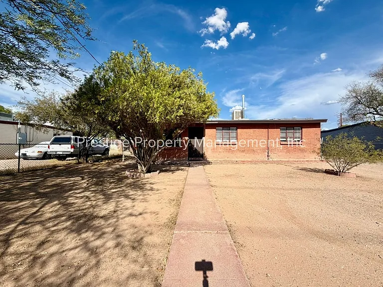 2834 N Richey Blvd — Photo 1