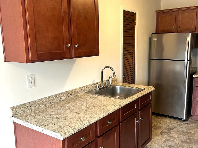 8 Colonial Rd #8 — Photo 3
