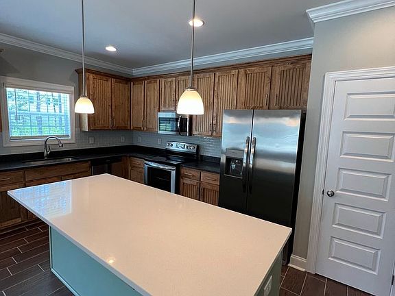 3rd image of 916 Logan Ct
