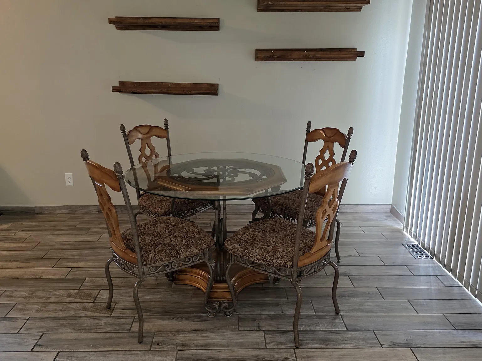 3 bed, 3.5 bath, 2046 sqft, $2,400 — Photo 2