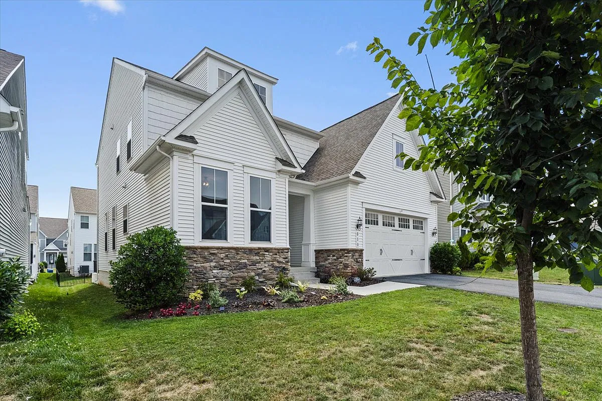 5 bed, 4337 sqft, $5,500 — Photo 3