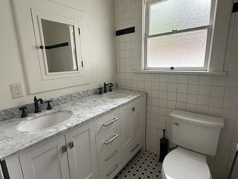 2nd Bathroom between two bedrooms