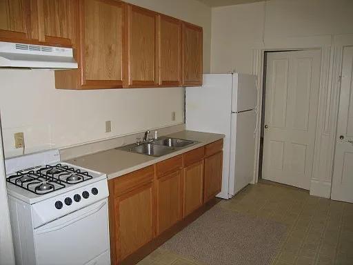 3 bed, 1.0 bath, 1010 sqft, $1,810 — Photo 2