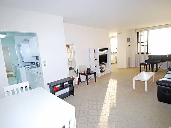 3rd image of 27010 Grand Central Pkwy APT 10U