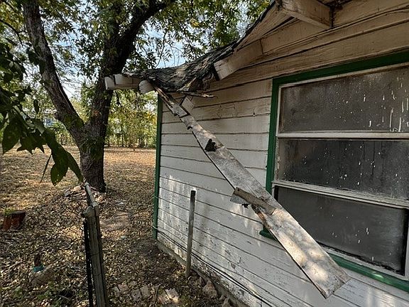 3rd image of 211 Hamden Ln