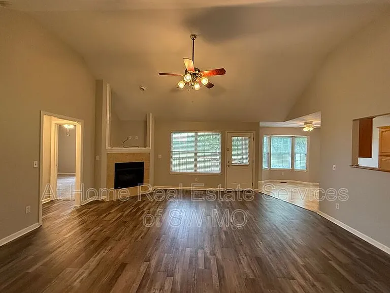 4023 S Warmwater Ave — Photo 2