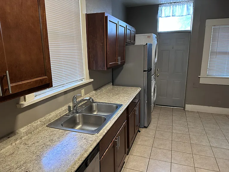 528 E University Blvd — Photo 4