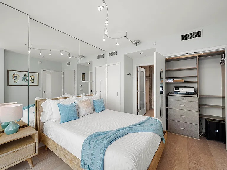 325 7th Ave #2303 — Photo 32