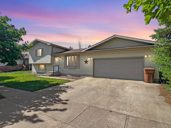 1035 Ashwood Ln, Huron, SD 57350