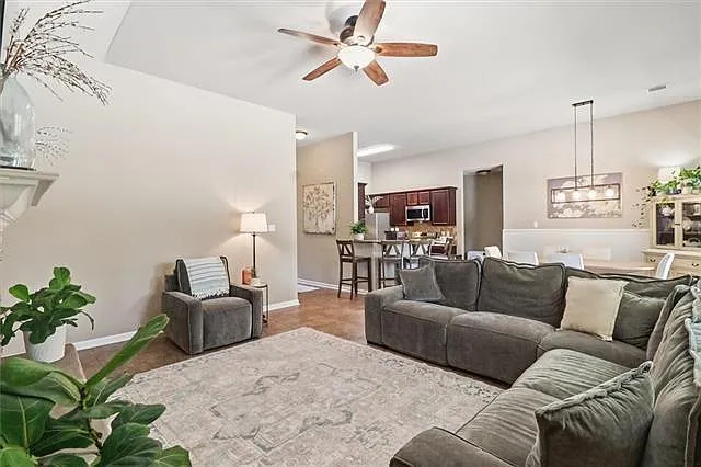 116 Meadow Spring Pl — Photo 3