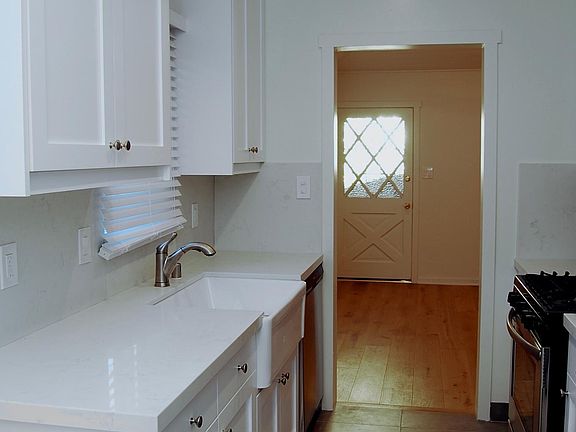 3rd image of 565 Washington Blvd