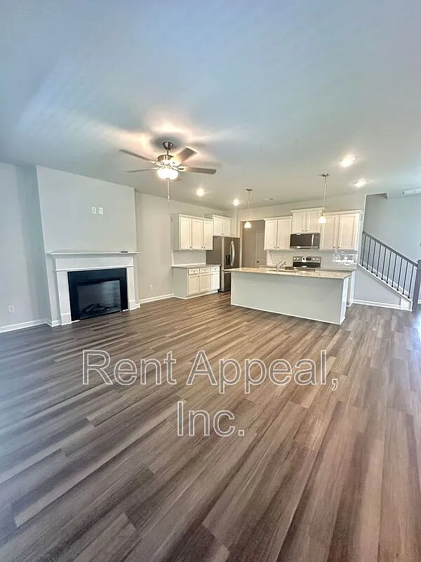 4 bed, 2.5 bath, 1805 sqft, $2,550 — Photo 3