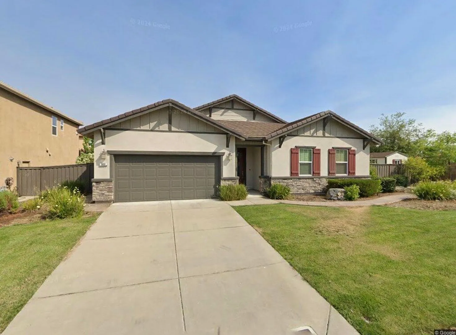 Beautiful & Spacious 3-Bedroom Home with Den — Photo 1