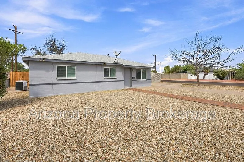 4 bed, 2.0 bath, 1177 sqft, $2,195 — Photo 2