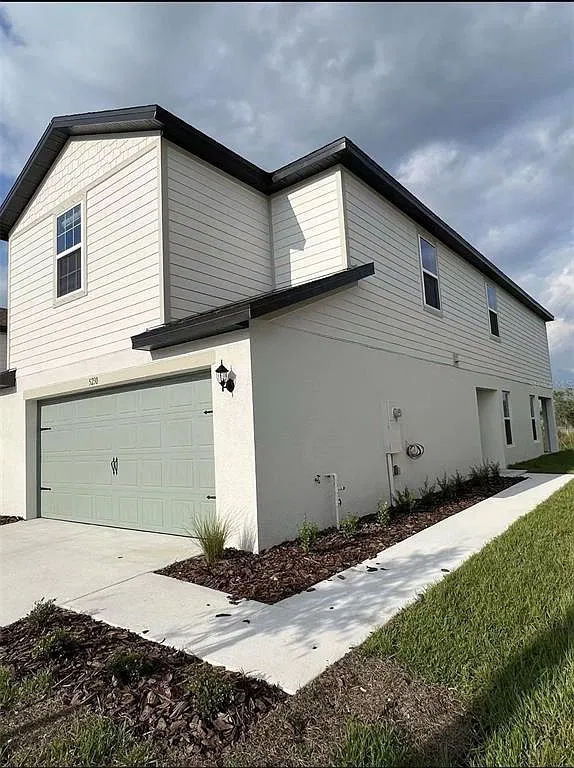 3 bed, 2.5 bath, 1817 sqft, $2,500 — Photo 2