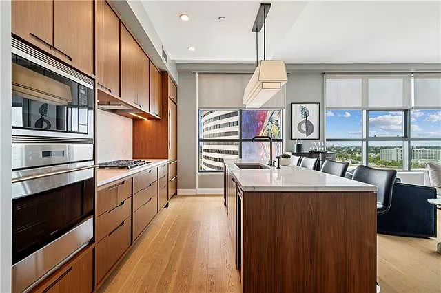 1001 Julia St — Photo 4