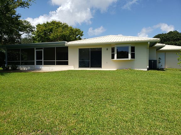 3rd image of 902 Alcala Dr