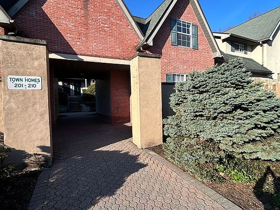 2nd image of 201 Walnut Grove Rd