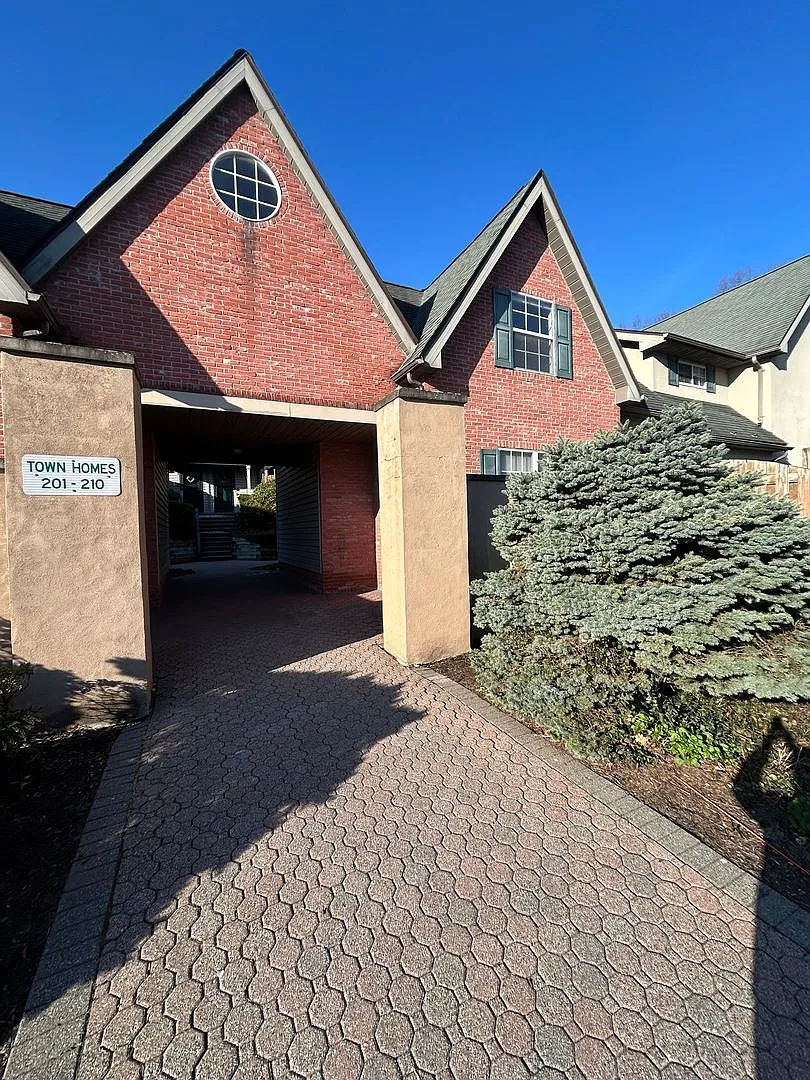 Building Photo - 201 Walnut Grove Rd