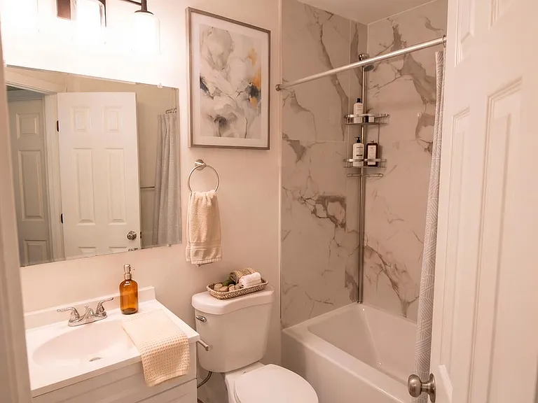 1330 Hampshire Dr #7E — Photo 2