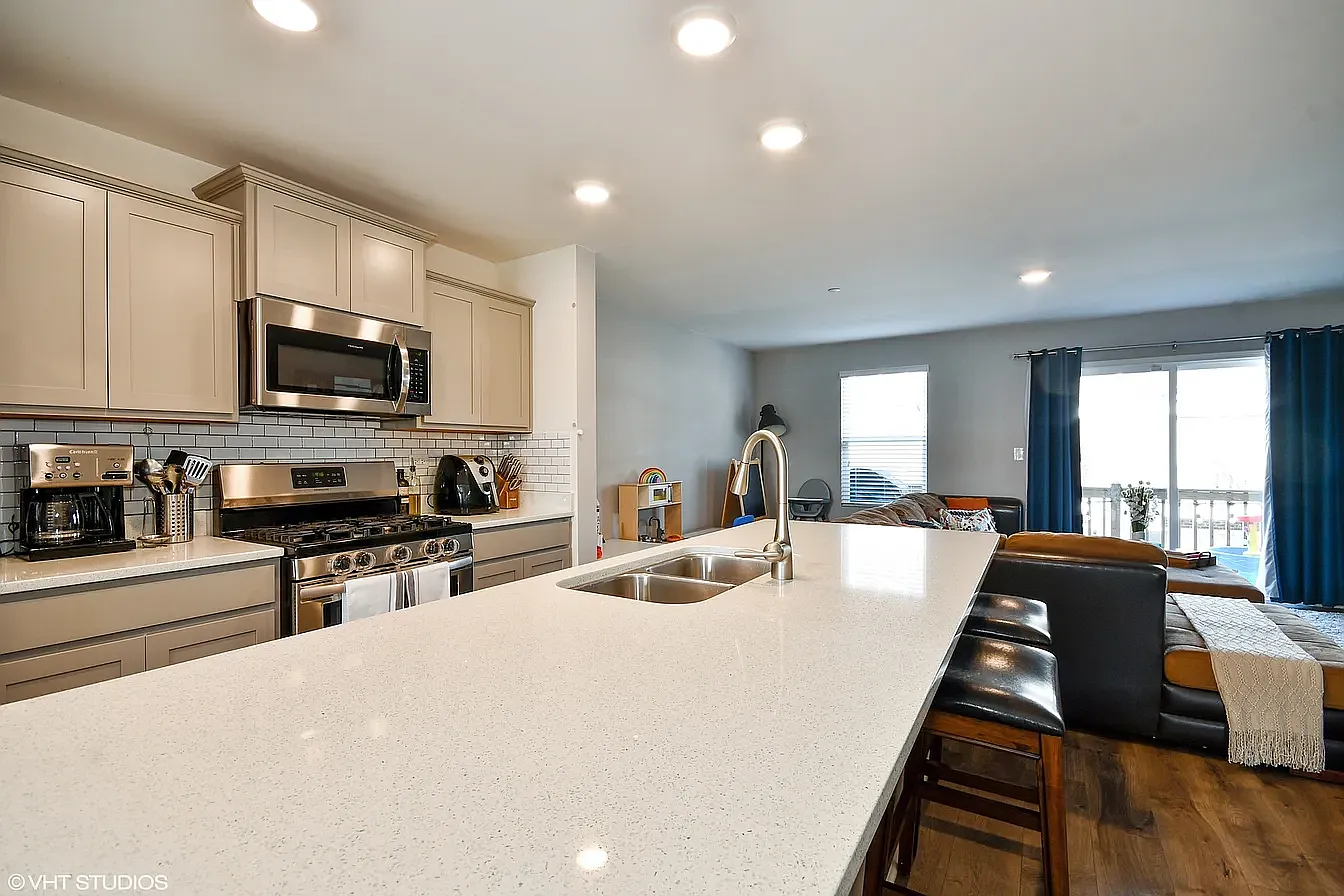 3 bed, 2.5 bath, 1800 sqft, $3,100 — Photo 4