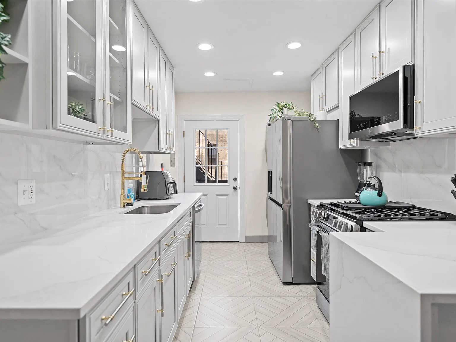 2 bed, 1200 sqft, $4,350 — Photo 4