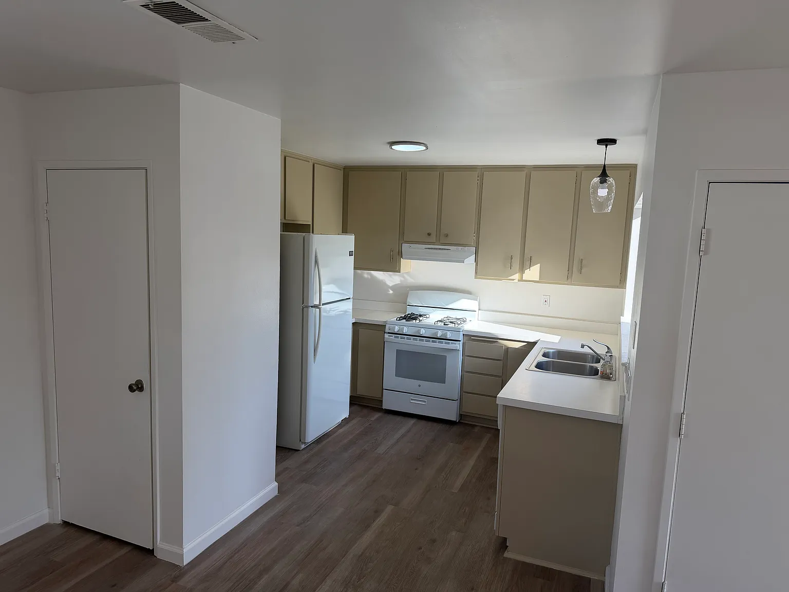 3 bed, 1142 sqft, $3,500 — Photo 3