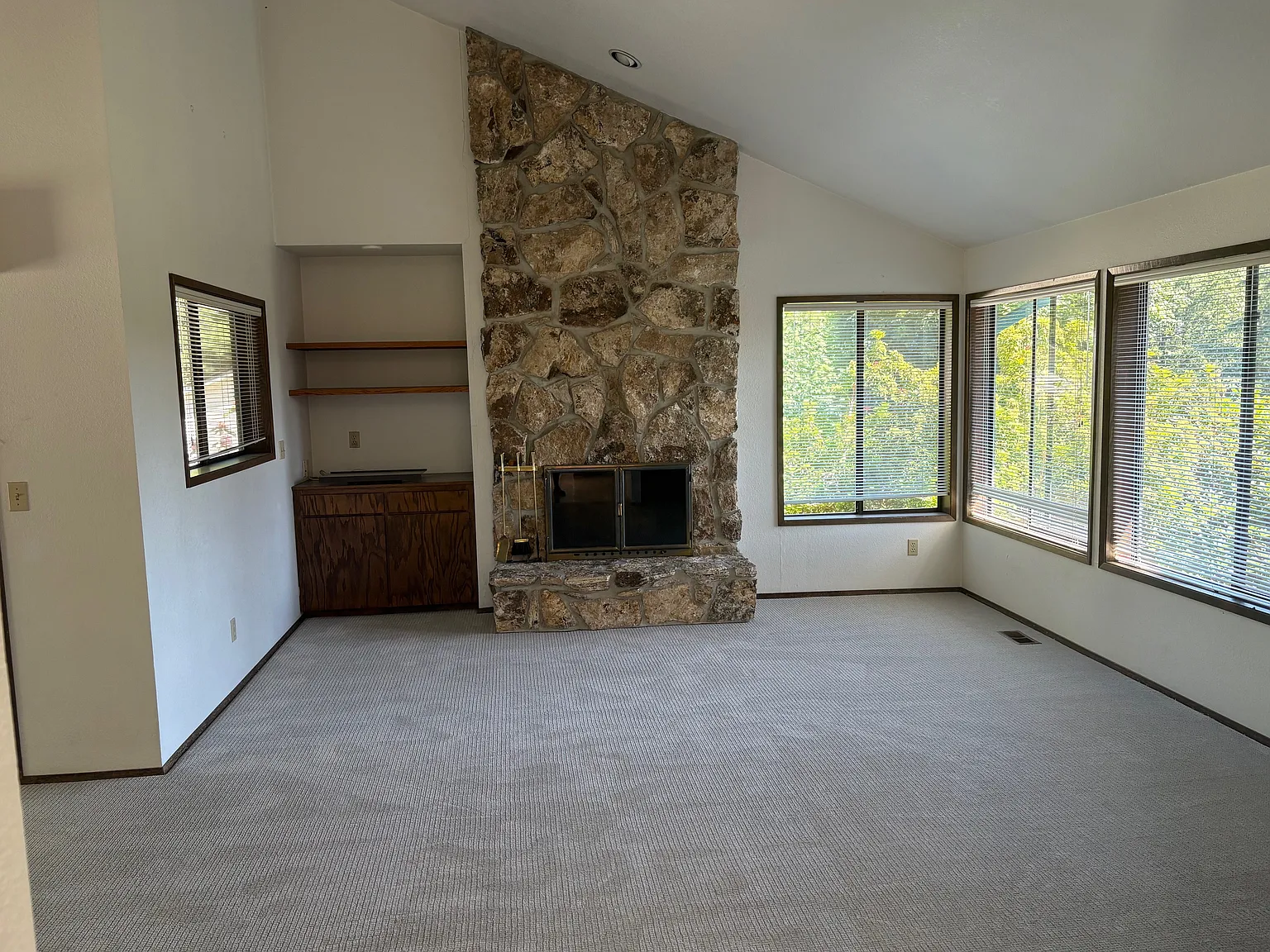 3 bed, 2.5 bath, 2400 sqft, $4,000 — Photo 3