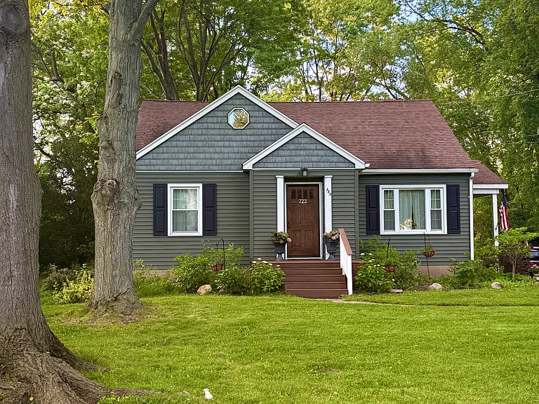 723 Hillview Ct — Photo 1