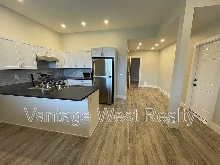 1414B Black Mountain Cres — Photo 3