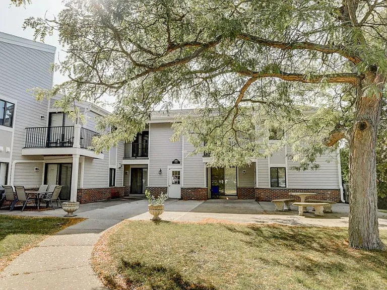 Lake Country Village Apartments — Photo 35