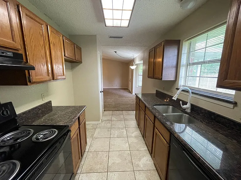 821 Loganwood Dr — Photo 4