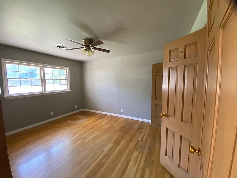 2303 Larry St — Photo 4