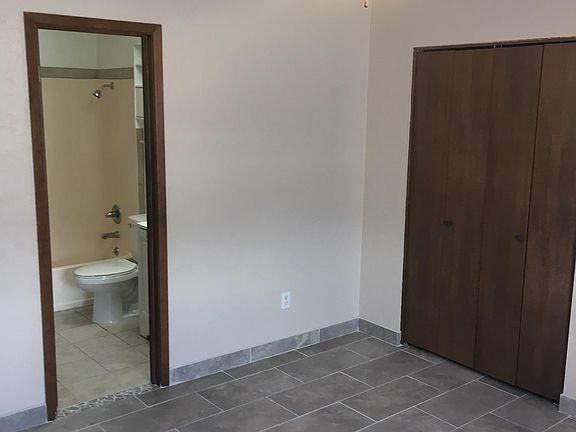 5th image of 2908 Los Amigos Ct APT B