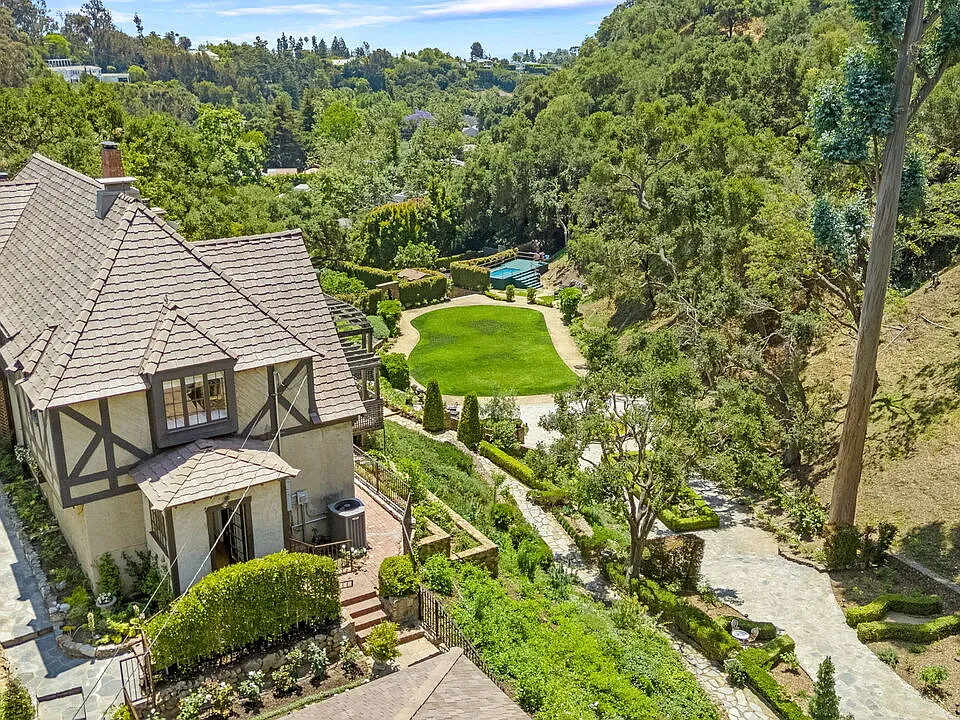 1957 Mandeville Canyon Rd