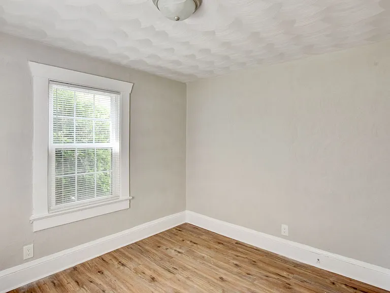 1135 Jackson Ave — Photo 4