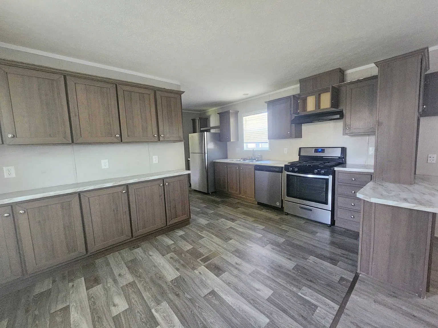 2501 N Apperson Way — Photo 2