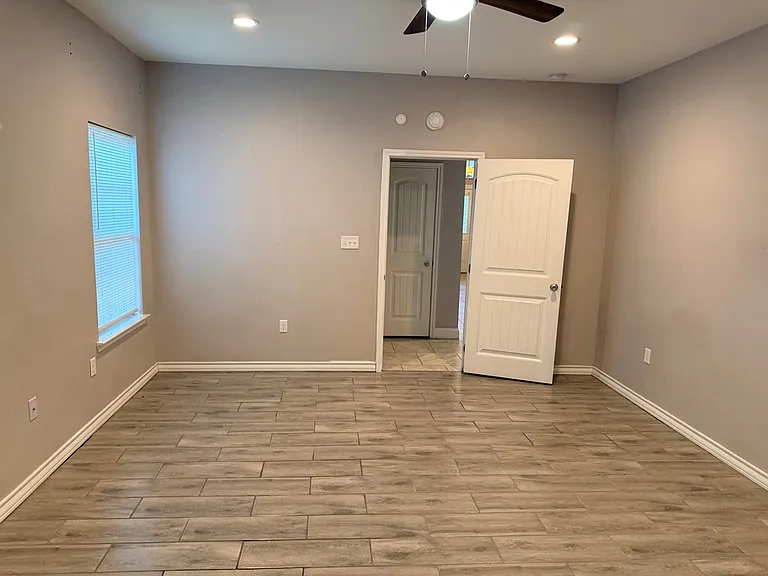 302 N Carver — Photo 14