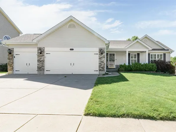 929 Silver Lake View Dr, Pacific, MO 63069