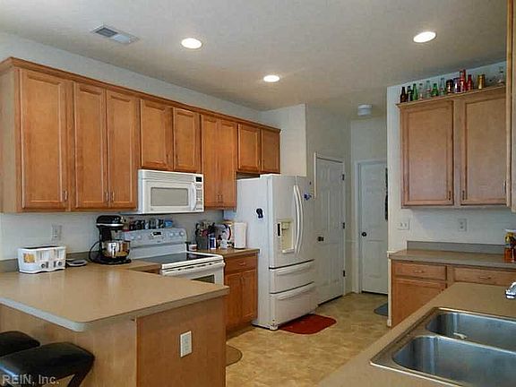 Spacious Kitchen 